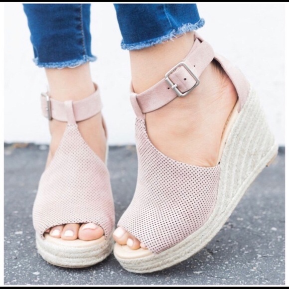 Cityclassified Shoes - 💥HP💥Last one💥Light Mauve Espadrille Wedge